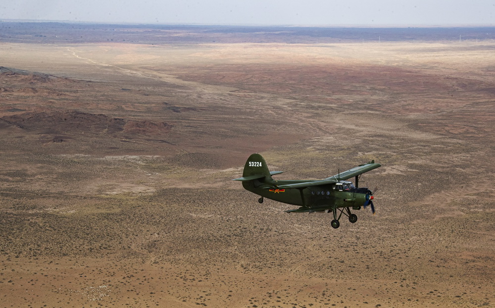 6月9日，西部戰區空軍運輸搜救航空兵某團運-5型運輸機飛赴預定空域執行飛播任務。