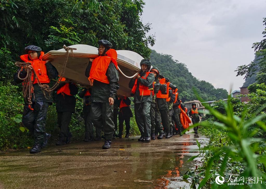 桂林暴雨成災 武警官兵緊急救援被困群眾
