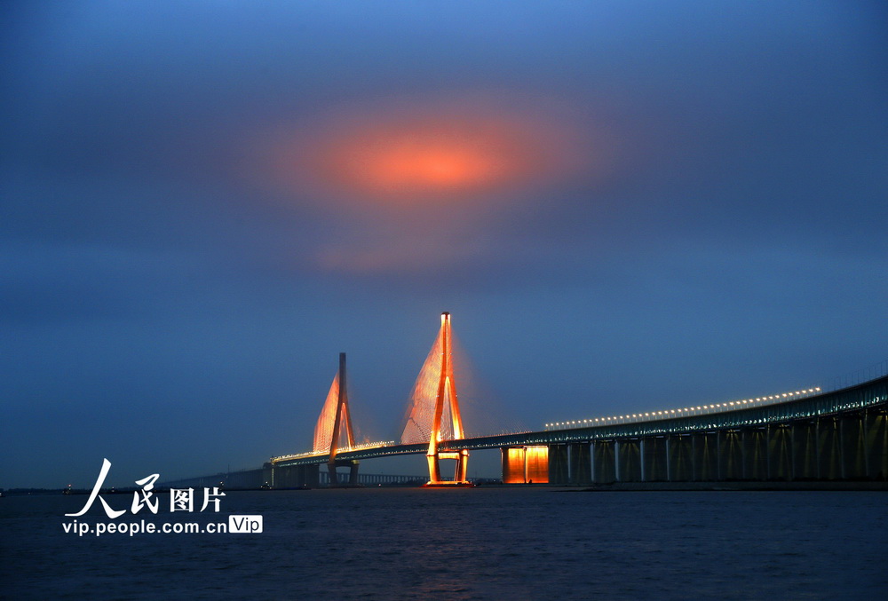 滬通長江大橋主跨亮化工程即將完成