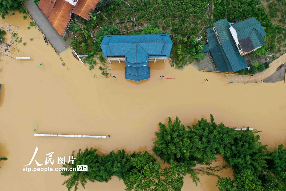 6月10日，在廣西柳州市融安縣大將鎮三馬屯，部分建筑被洪水淹沒。