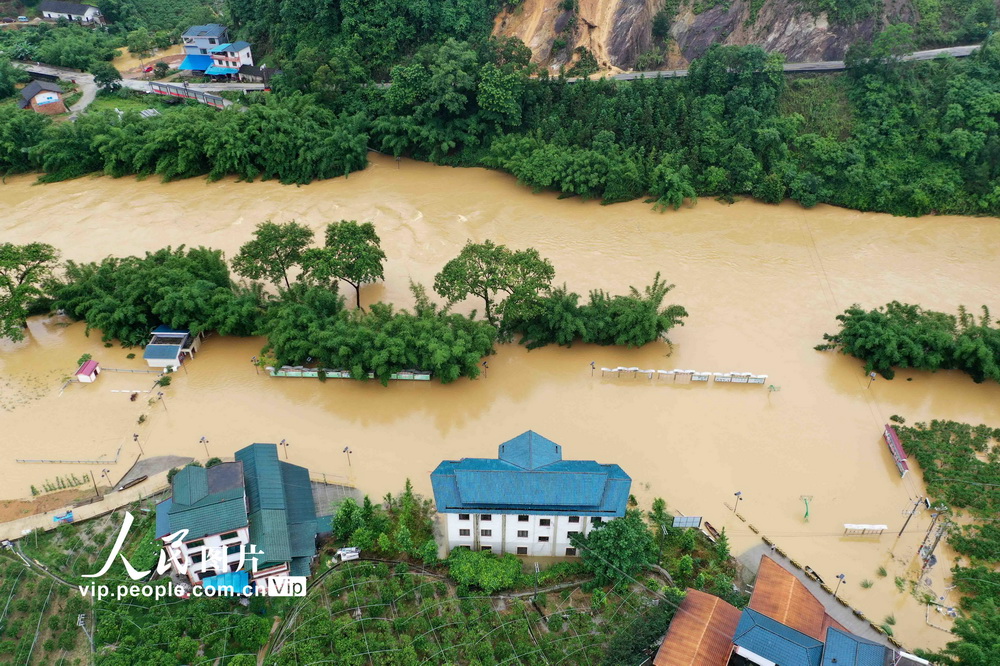 6月10日，在廣西柳州市融安縣大將鎮三馬屯，部分建筑被洪水淹沒。