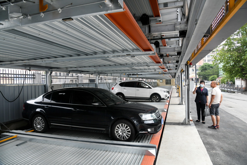 6月10日，工作人员在对立体停车场进行调试。停车场分三层，每个车位长5.3米，宽2.05米，可以满足不同型号车辆的停放。