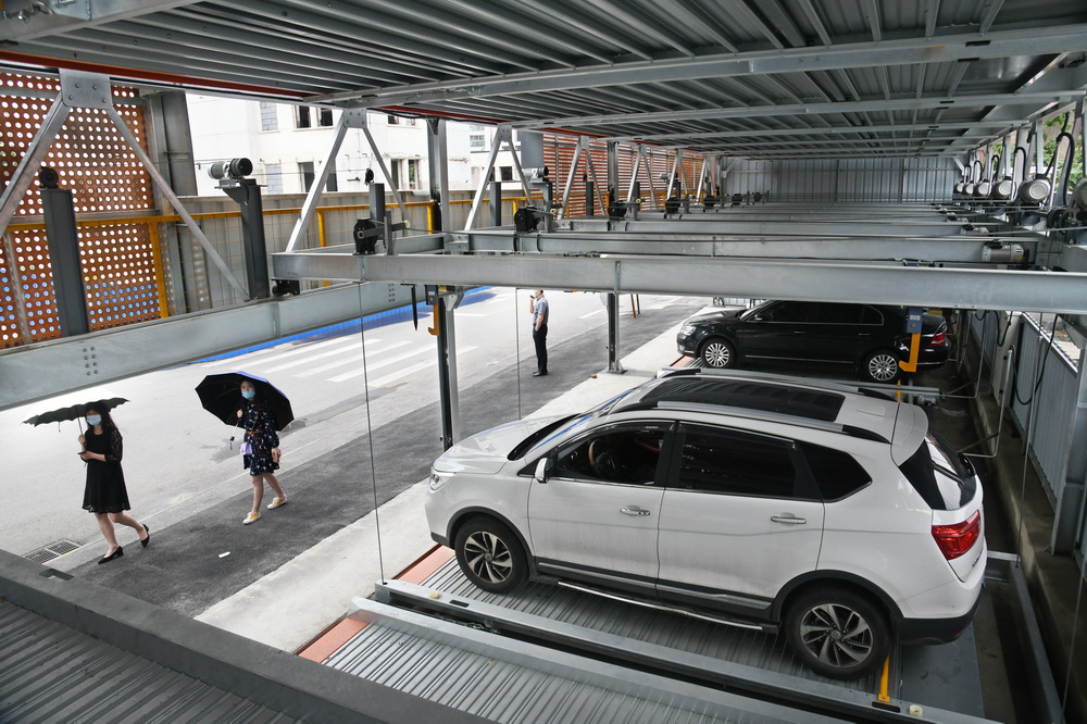6月10日，市民从市北区峄县路和青海支路交叉口新建的立体停车场外经过。停车场分三层，每个车位长5.3米，宽2.05米，可以满足不同型号车辆的停放。