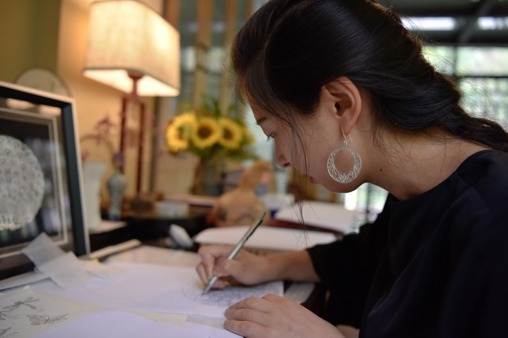 6月10日，在道安銀花絲工作室，王曉璐在繪制銀花絲設計圖案。