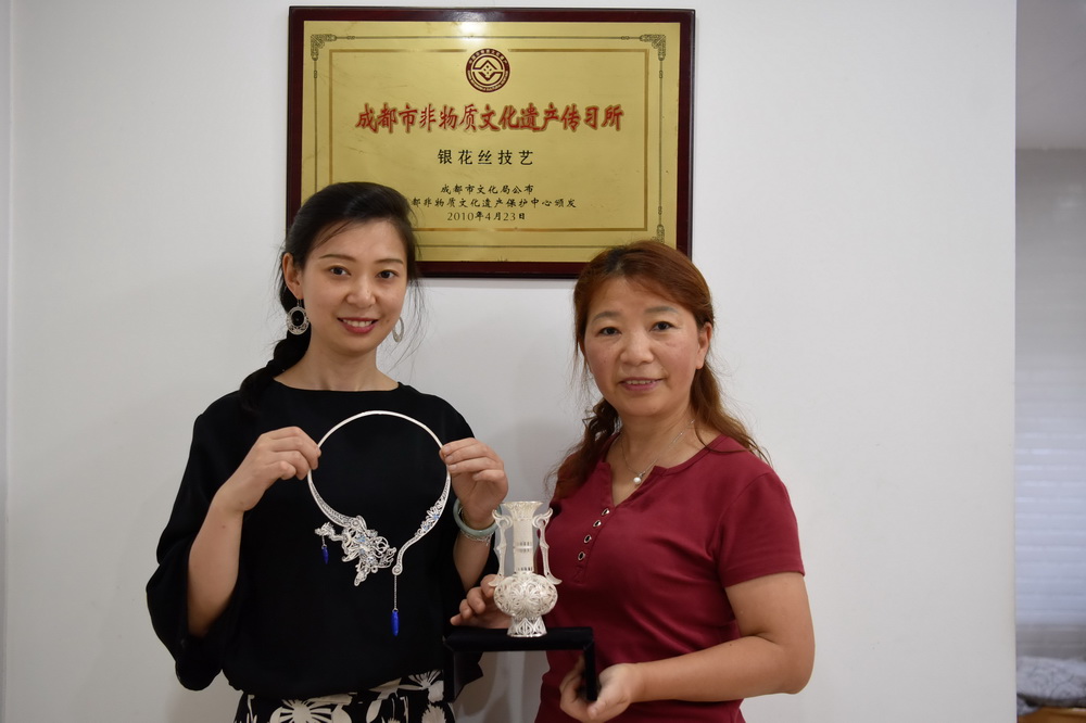 6月10日，在道安銀花絲工作室，道安（右）和女兒王曉璐展示各自的作品。