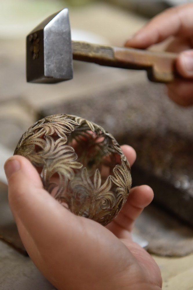 6月10日，在道安銀花絲工作室，道安在進行無胎成型，銀花絲制作中這一步需要匠人有高超的技藝。
