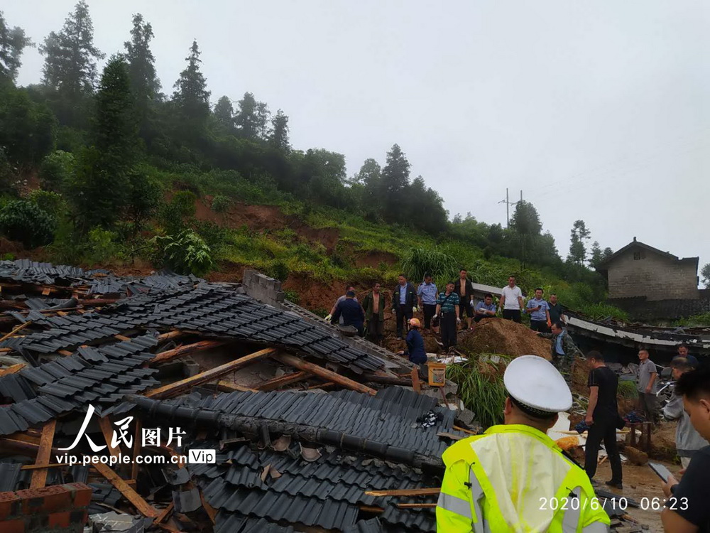6月10日，湖南省保靖縣公安局的民警和干部群眾一起搶險救災。