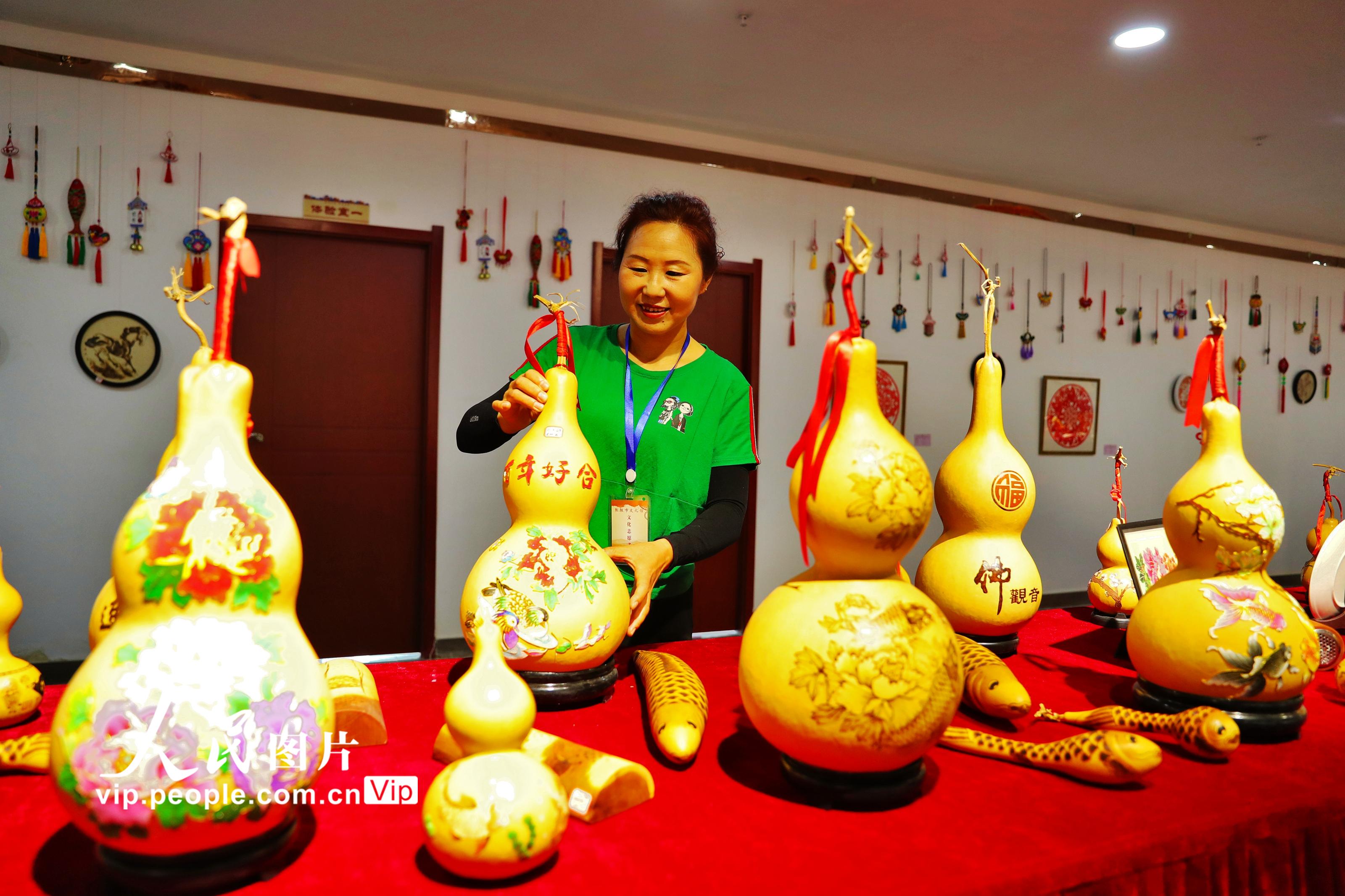 2020年6月13日，張掖市民間藝人展示葫蘆畫。