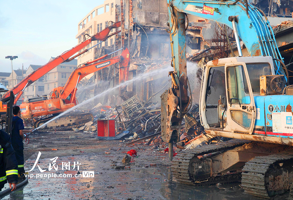 浙江溫嶺全力組織沈海高速溫嶺大溪段槽罐車爆炸事故救援