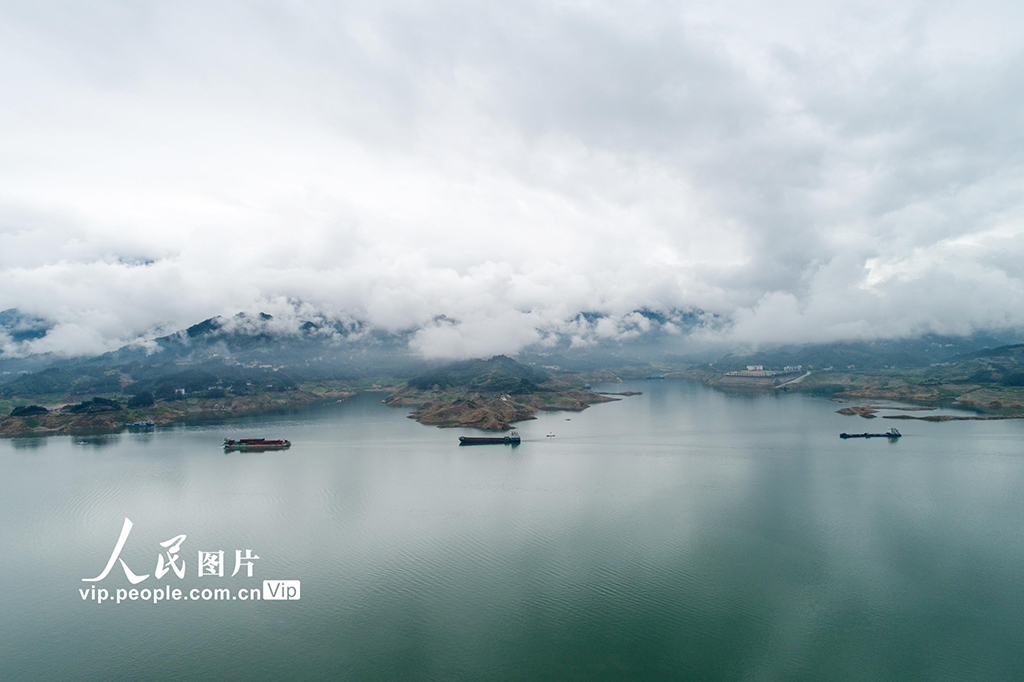 湖北宜昌：三峡汛期航运忙(3) 第3页
