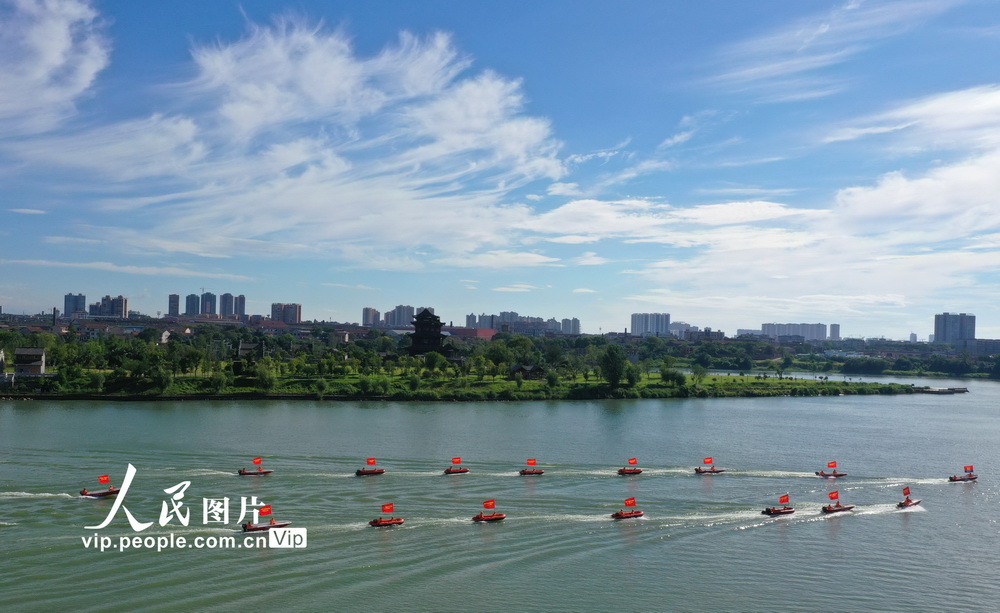 6月15日，在湘江湖南衡陽段雁峰區東洲島水域，參加防汛應急演練人員在進行水上救援演練。 