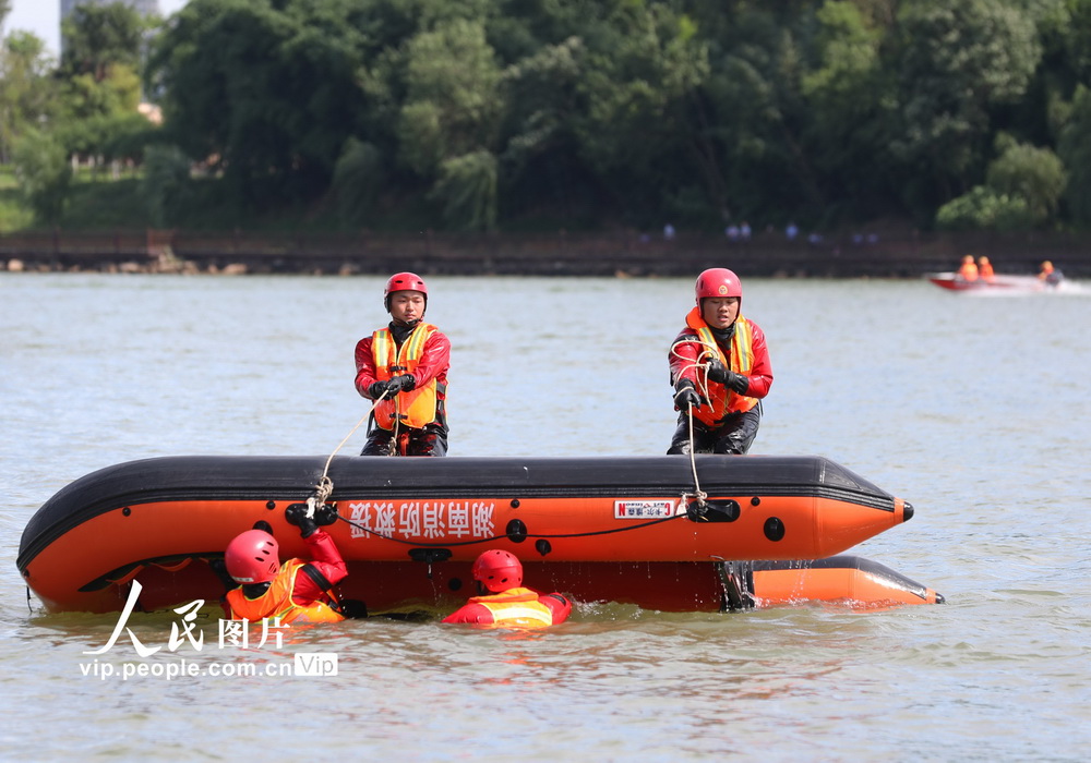 6月15日，在湘江湖南衡阳段雁峰区东洲岛水域，参加防汛应急演练人员在进行水上救援演练。 