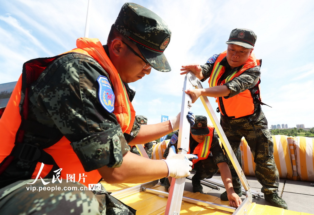 6月15日，在湖南省衡阳市雁峰区东洲广场，参加防汛应急演练人员在进行防汛应急演练。 