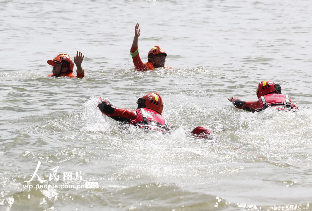 6月15日，在湘江湖南省衡阳市段雁峰区东洲岛水域，参加防汛应急演练人员在进行水上救人任务演练。 