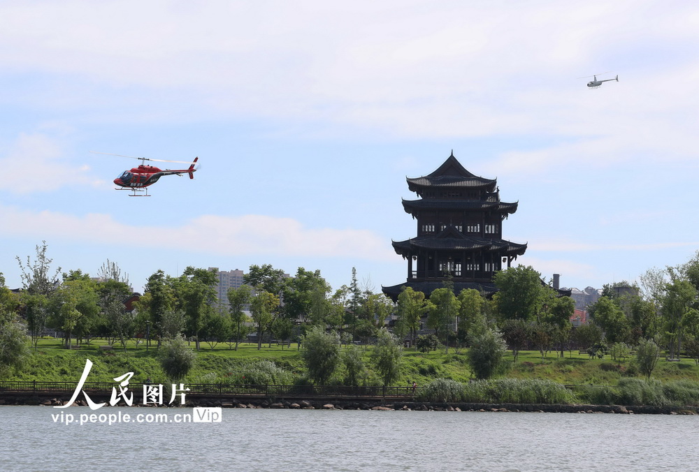 6月15日，在湖南省衡陽市雁峰區，參加防汛應急演練人員在進行空中、水上協同救援演練。  