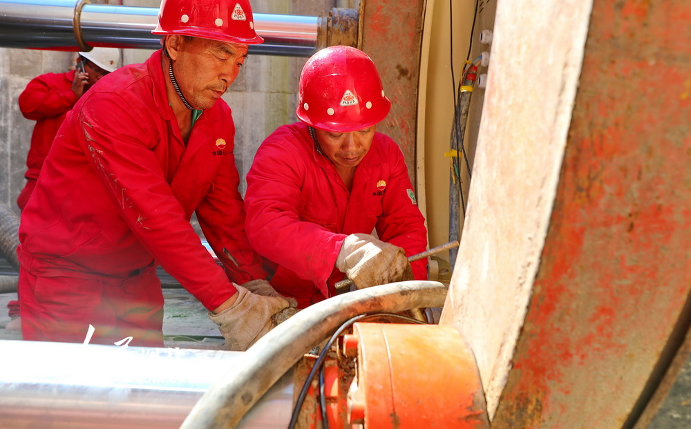 6月15日，位於河北省秦皇島市海港區石門寨鎮的中俄東線天然氣管道工程施工現場，工人正在進行頂管穿越項目施工。