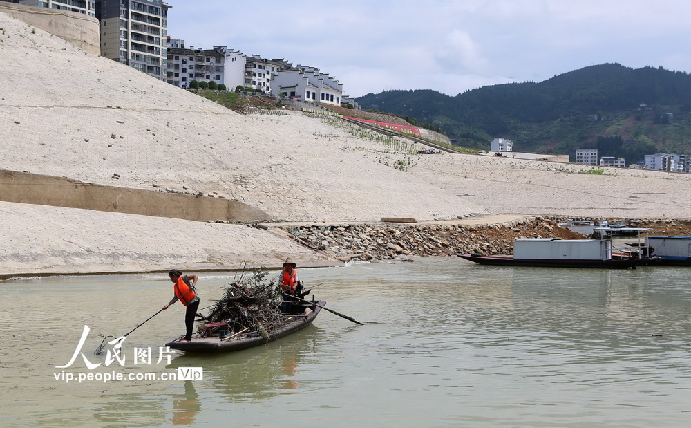 2020年6月15日，巫山縣清漂船隻在水面打撈漂浮物。