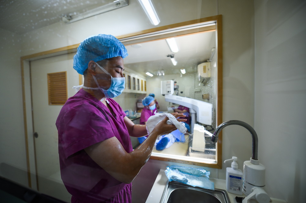 6月15日，在阿魯科爾沁旗人民醫院，醫生在流動手術車上准備為白內障患者做免費復明手術。