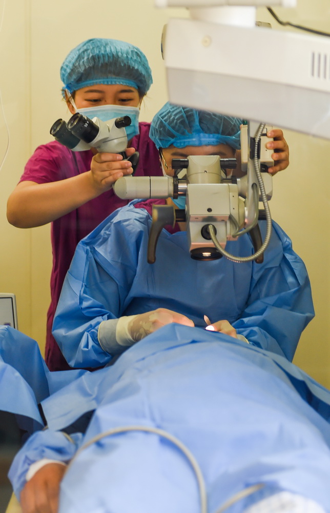 6月15日，在阿魯科爾沁旗人民醫院，醫生在流動手術車上為白內障患者做免費復明手術。