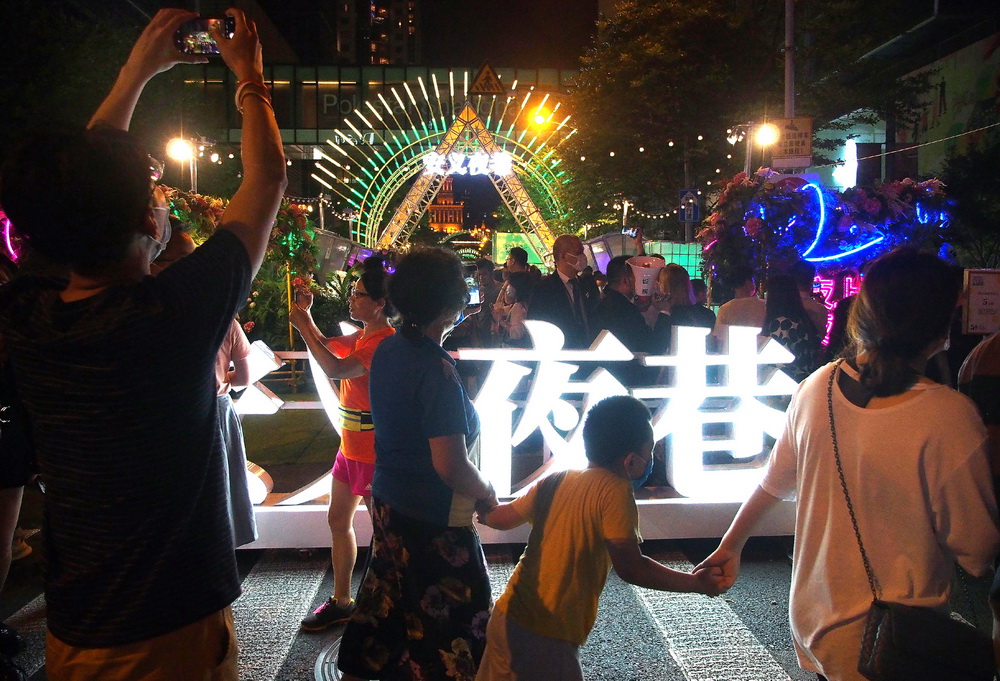 游客在上海市靜安寺附近的安義夜巷享受夜晚休閑時光（6月7日攝）。新華社記者 陳飛 攝