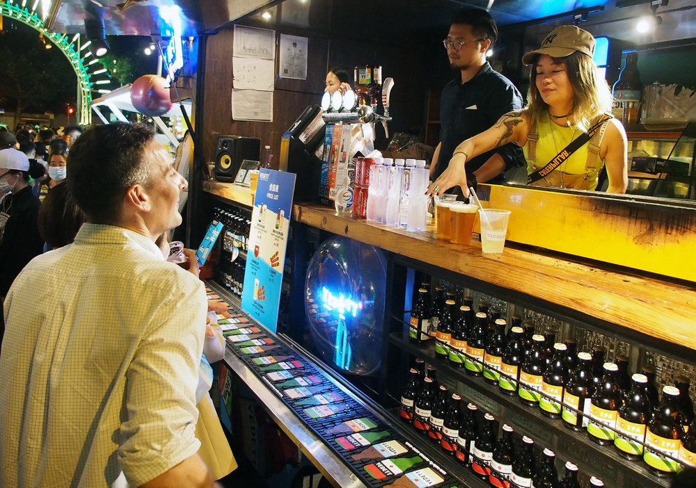 游客在上海市靜安寺附近的安義夜巷選購飲料（6月7日攝）。新華社記者 陳飛 攝
