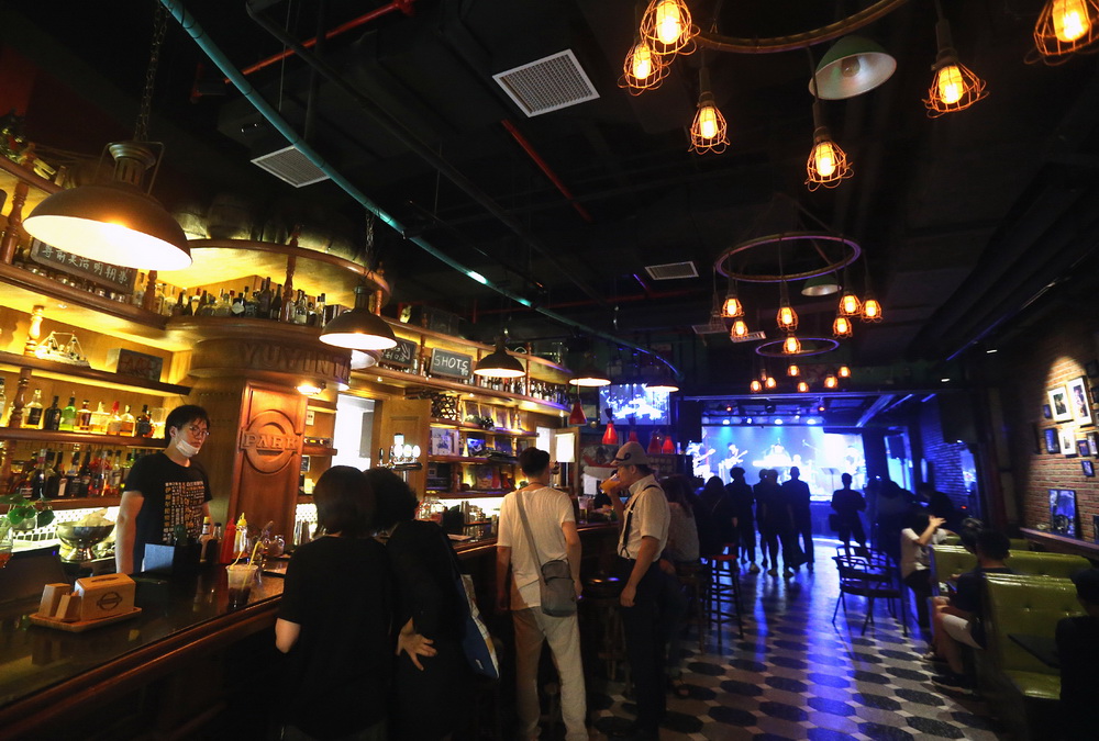 6月15日，游客在上海市愚園路上的一家酒吧享受夜晚休閑時光。新華社記者 陳飛 攝
