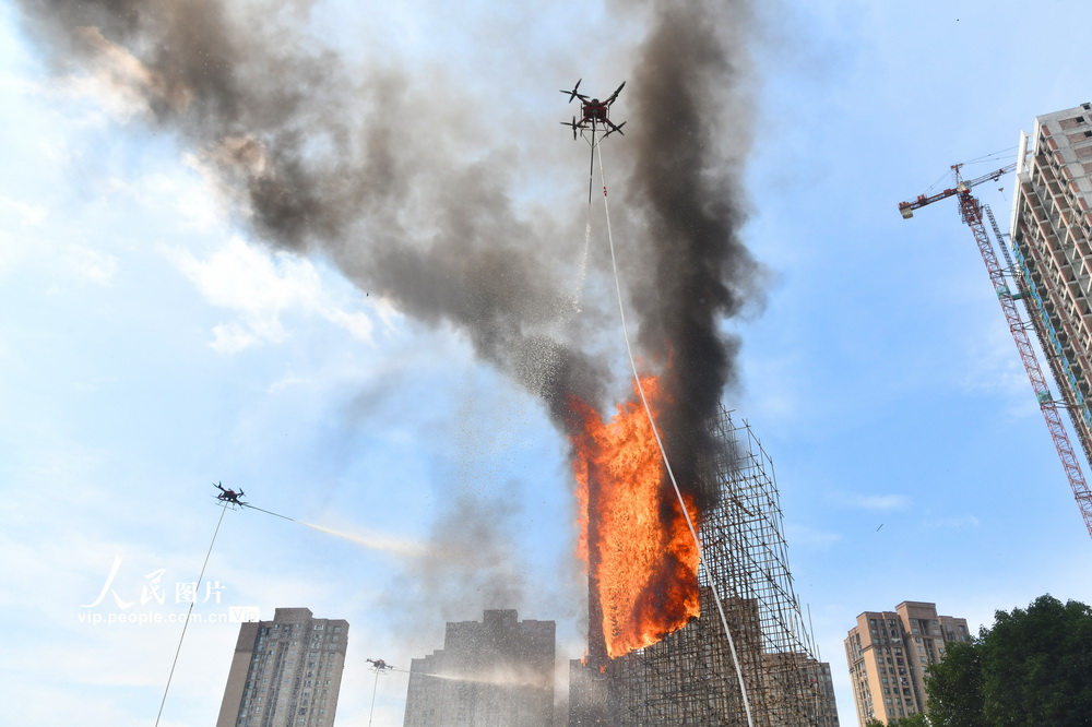6月16日，無人機滅火扑救外牆立面火。