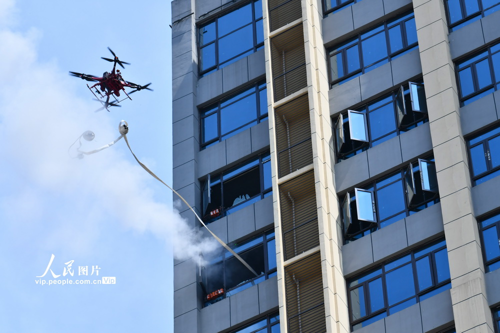 6月16日，無人機破窗投送消防水帶，與地面消防協同實施高樓外立面滅火。