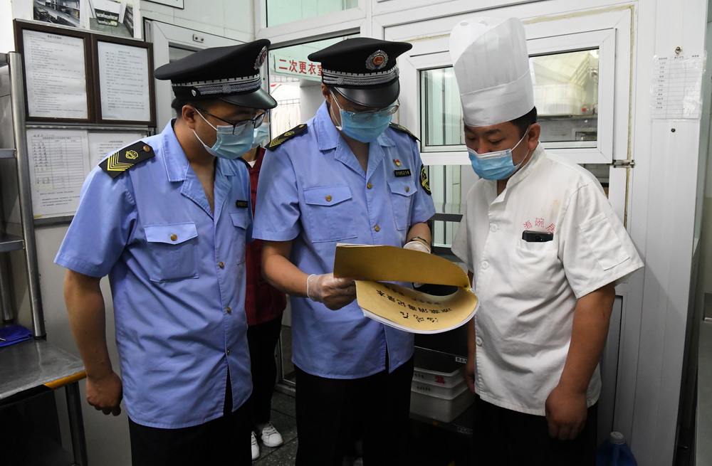 6月17日，在位於北京市海澱區的海碗居增光路店，執法人員在檢查后廚的消毒記錄。