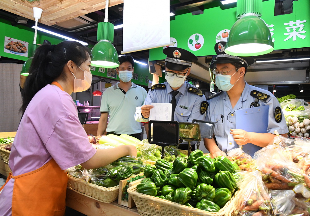 6月17日，在位於北京市海澱區的增光鴻運市場，執法人員對商戶所售蔬菜的進貨渠道進行檢查。