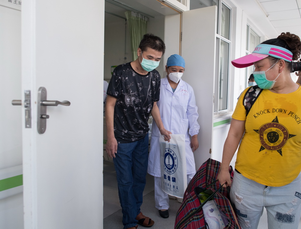 6月17日，胡定江在醫護人員的陪護下走出病房。