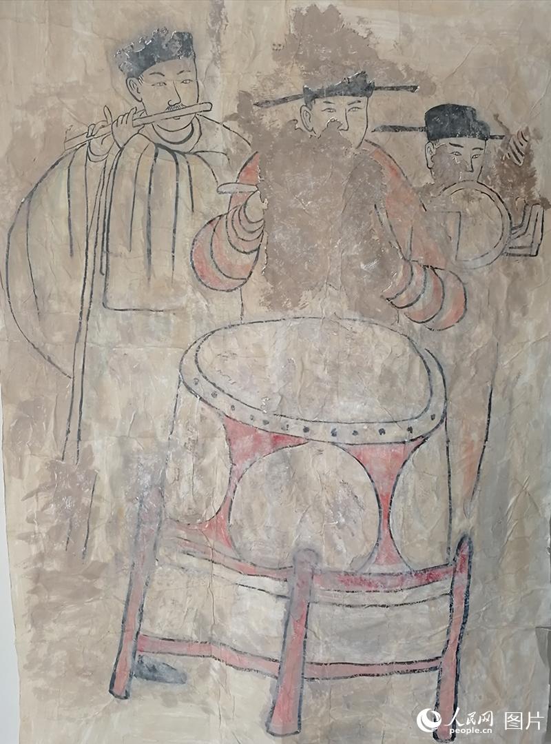 2020年4月22日，在內蒙古赤峰市敖漢旗四家子鎮閆杖子村水泉村遼墓拍攝的故事壁畫《鼓樂圖》。李富 攝