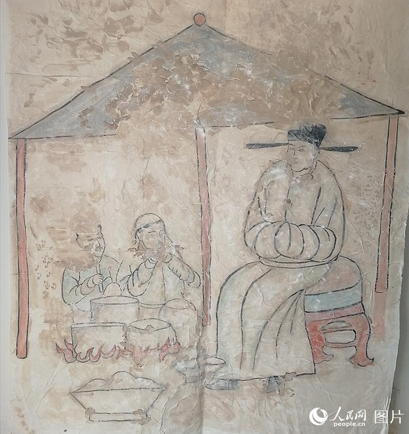 2020年4月22日，在內蒙古赤峰市敖漢旗四家子鎮閆杖子村水泉村遼墓拍攝的故事壁畫《烹飪圖》。李富 攝