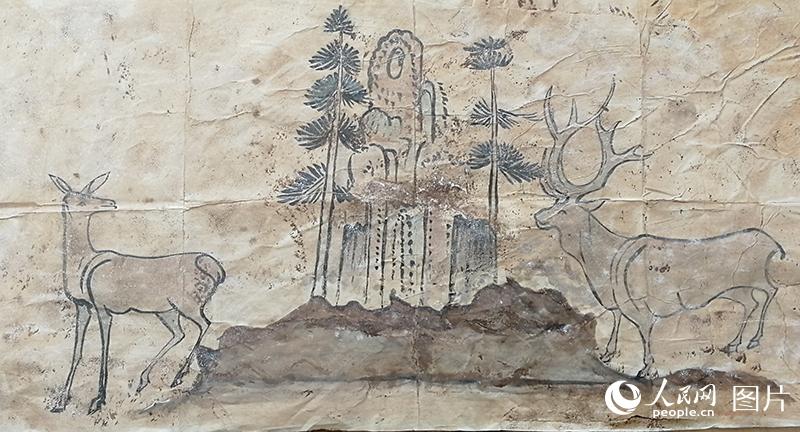 2020年4月22日，在內蒙古赤峰市敖漢旗四家子鎮閆杖子村水泉村遼墓拍攝的故事壁畫《雙鹿圖》。李富 攝