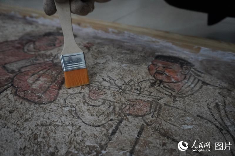 2020年6月18日，內蒙古赤峰市敖漢旗史前博物館工作人員正在修復遼墓故事壁畫。 李富  攝