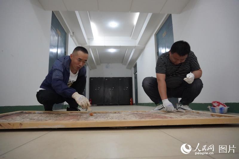2020年6月18日，內蒙古赤峰市敖漢旗史前博物館工作人員正在修復遼墓故事壁畫。李富 攝