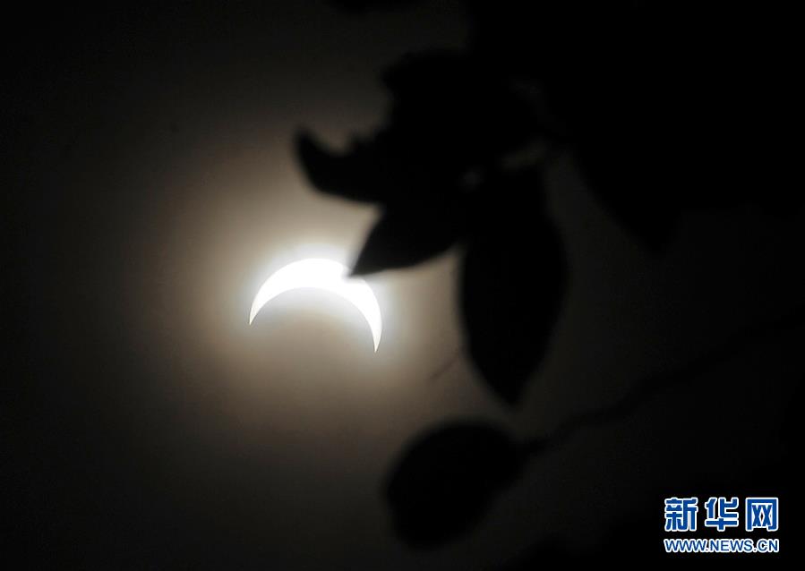 這是在江西南昌觀賞到的日食（6月21日攝）。 “日環食”天文景觀於6月21日“夏至日”下午在天宇上演。 新華社記者 萬象 攝