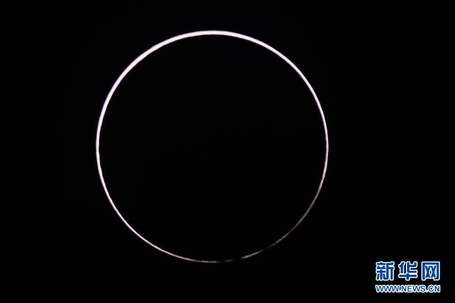 6月21日，在廈門演武大橋觀景平台，巴德膜濾鏡下拍攝的日環食。 “日環食”天文景觀於6月21日“夏至日”下午在天宇上演。 新華社發（王毅 攝）