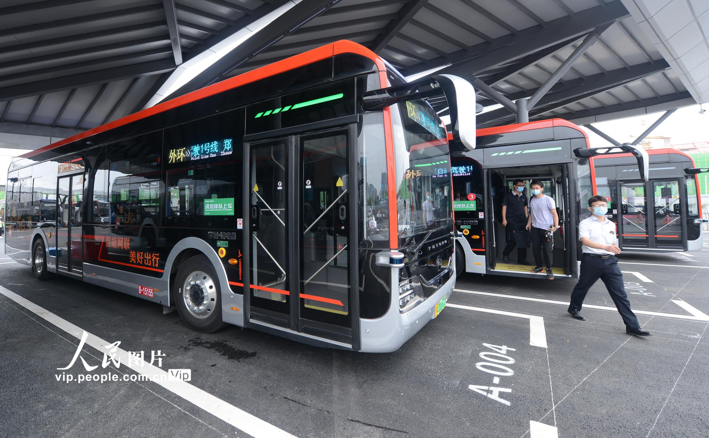 2020年6月22日，郑东新区自动驾驶公交一号线公交场站，工作人员在测试自动驾驶公交车。