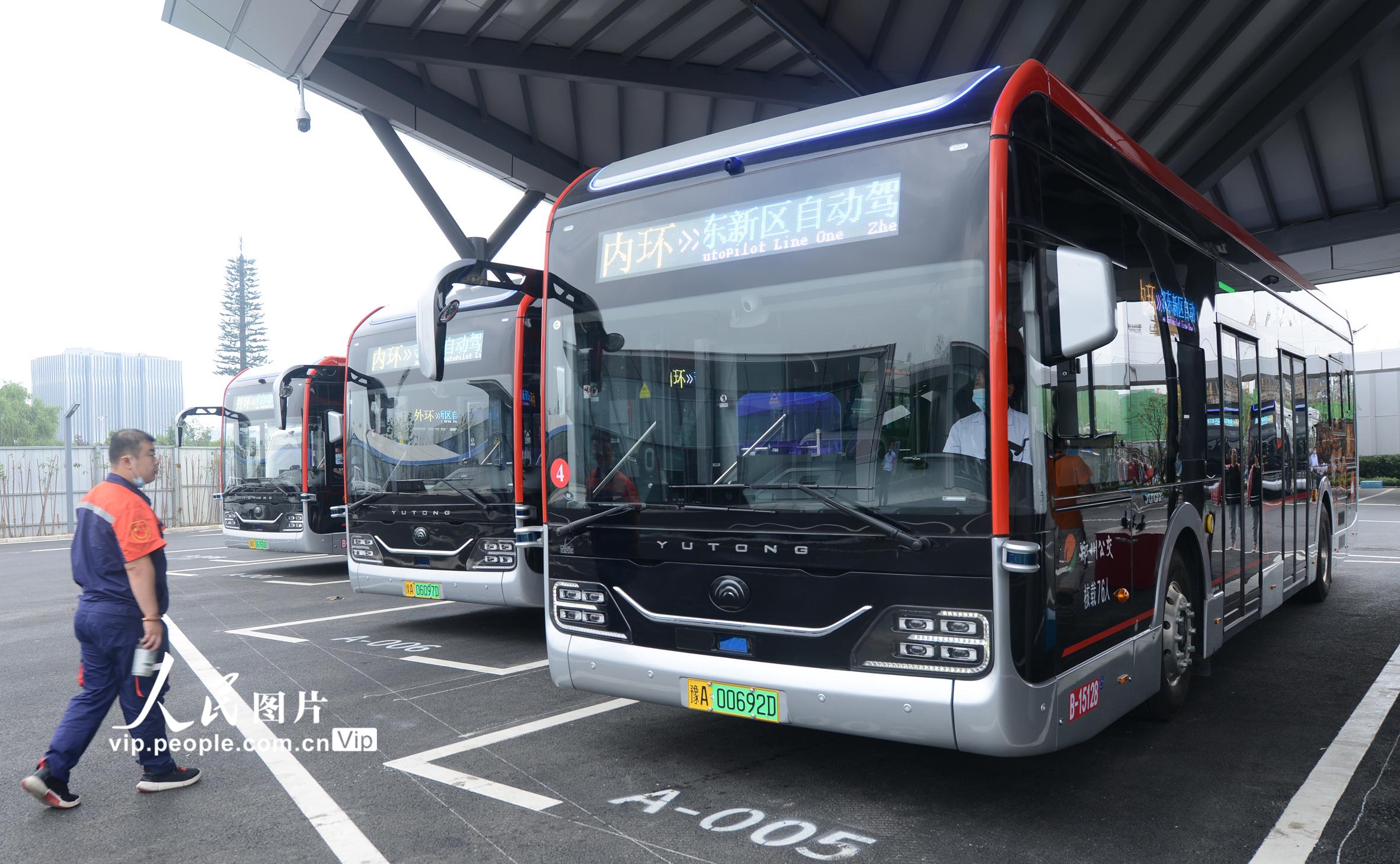 2020年6月22日，郑东新区自动驾驶公交一号线公交场站，一辆自动驾驶公交车整装待发。