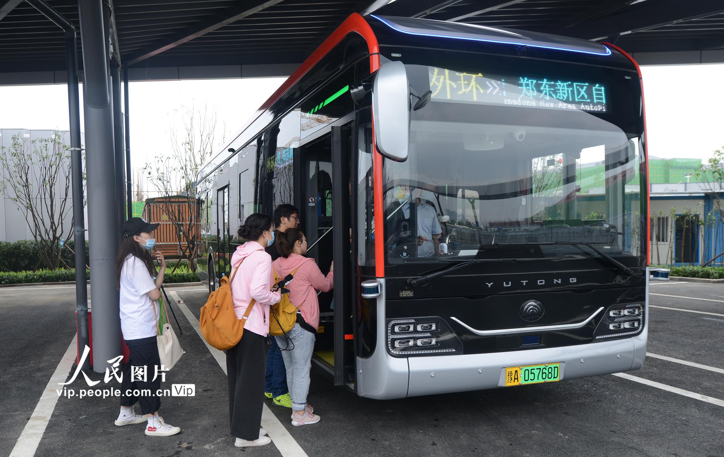 2020年6月22日，郑东新区自动驾驶公交一号线公交场站，市民排队乘坐自动驾驶公交车。