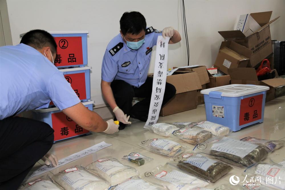 6月19日，緝毒民警將對裝箱的毒品貼上封條。