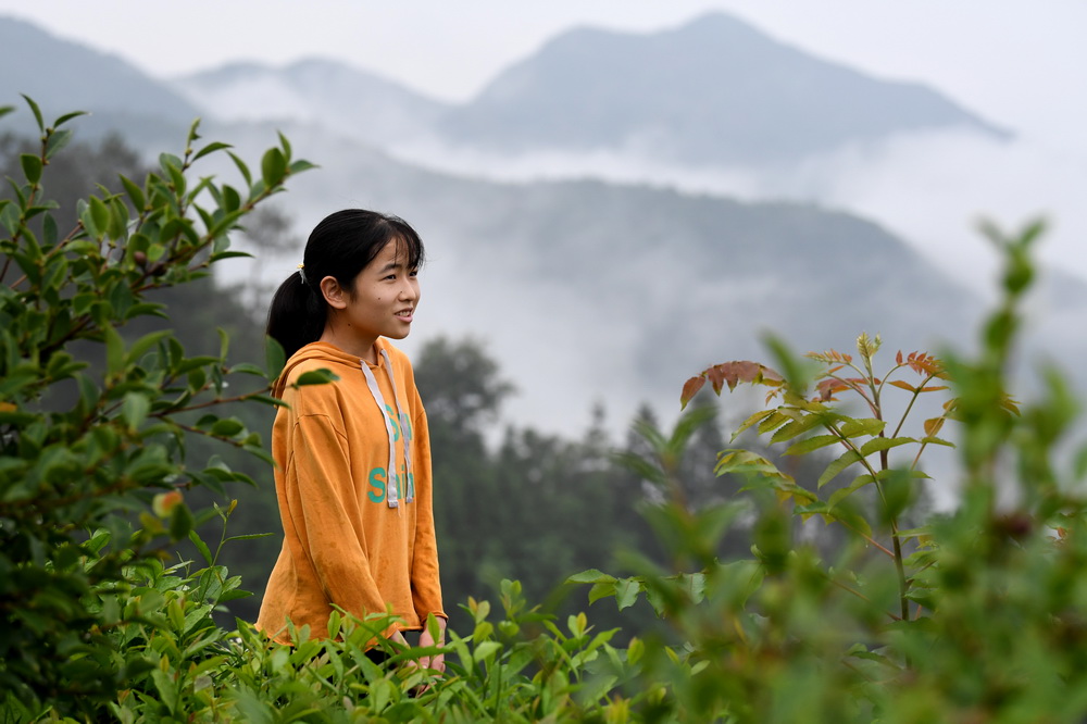 6月20日清晨，蔡齊艷站在山頂的茶園。