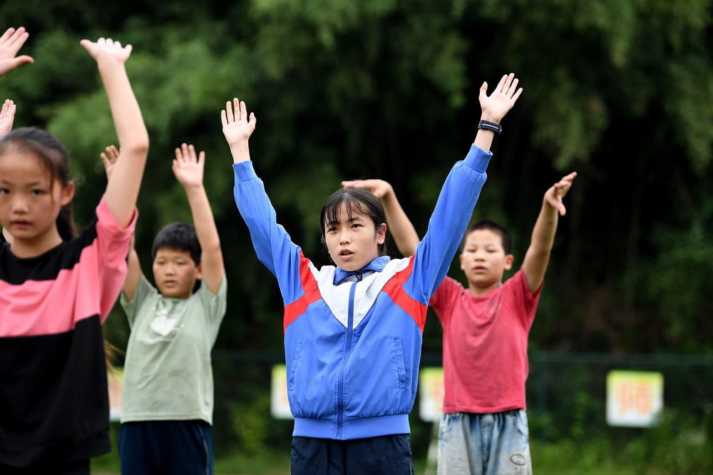 6月19日，在金寨縣三合實驗學校，蔡齊艷和同學一起上體育課。