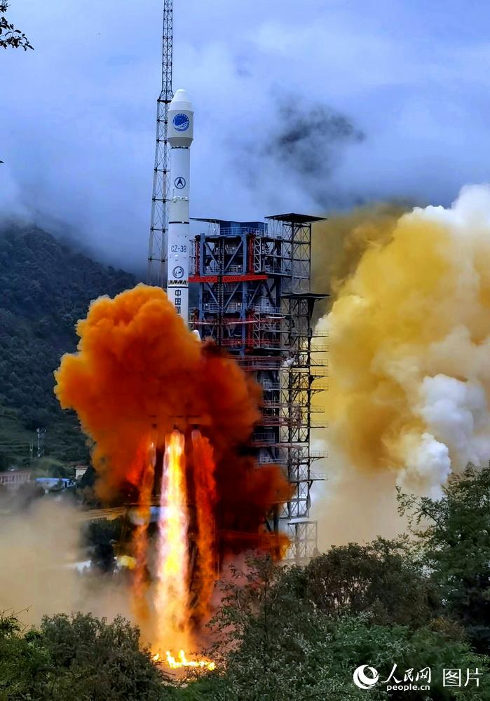2020年6月23日9時43分，北斗三號全球衛星導航系統最后一顆組網衛星在西昌衛星發射中心成功點火，發射升空。  李結義/攝  （此圖片為攝影師獨家供稿，請勿轉載。）