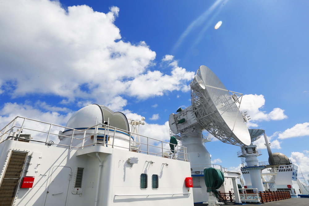 在執行北斗三號全球衛星導航系統最后一顆組網衛星發射海上測控任務現場，太平洋某預定海域就位的遠望6號船雷達啟動（6月10日攝）。新華社發（倪棟梁 攝）