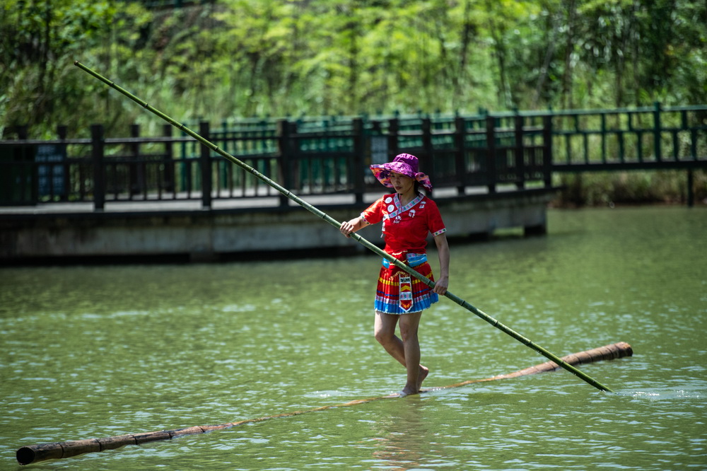 6月25日，遵義市紅花崗區獨竹漂協會會員在訓練中。