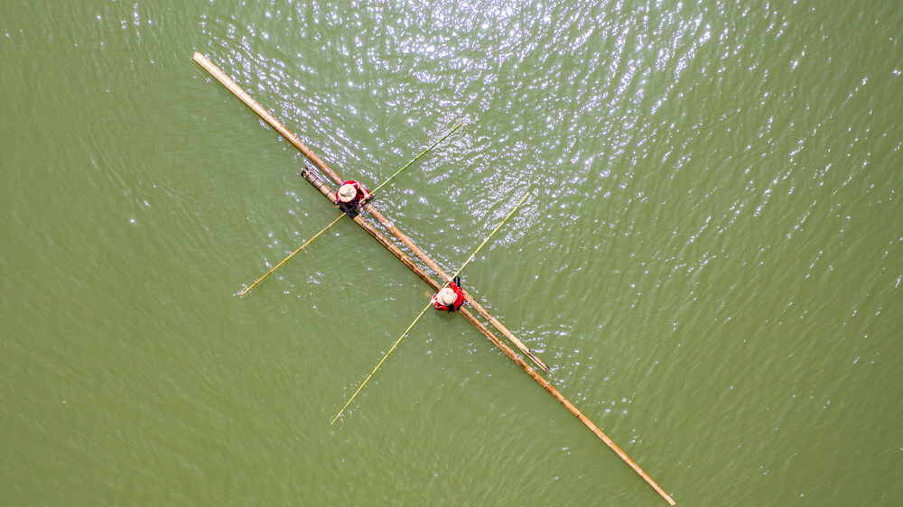6月25日，遵義市紅花崗區獨竹漂協會會員在進行訓練（無人機照片）。