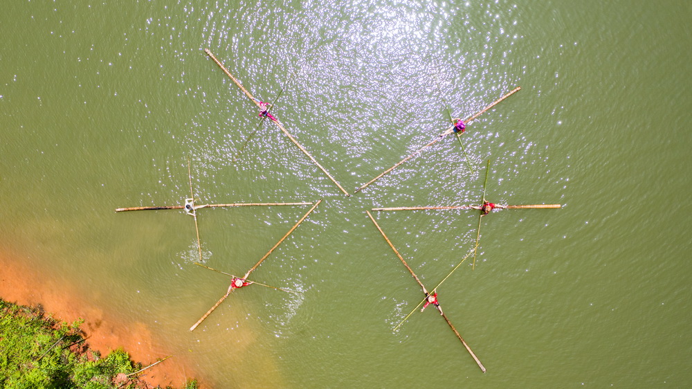 6月25日，遵義市紅花崗區獨竹漂協會會員在訓練中（無人機照片）。