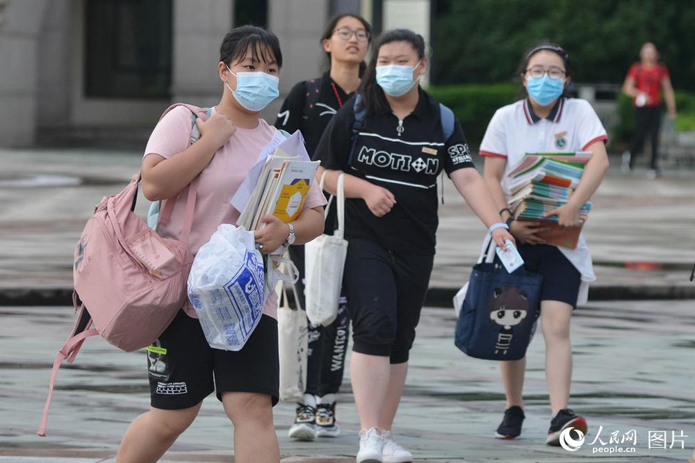 6月26日下午，中考學生考完英語后走出浙江省寧波市鎮海蛟川書院考點。